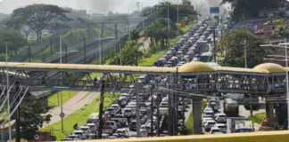 Avenida Paralela: manifestação causa engarrafamento de 3 km