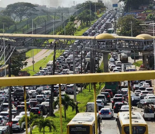 Avenida Paralela: manifestação causa engarrafamento de 3 km