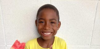 Família fala sobre estado de menino de 7 anos esfaqueado pelo padrasto