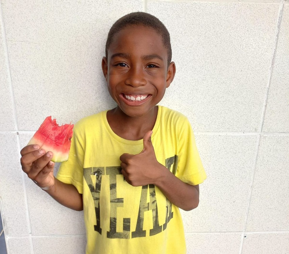 Família fala sobre estado de menino de 7 anos esfaqueado pelo padrasto