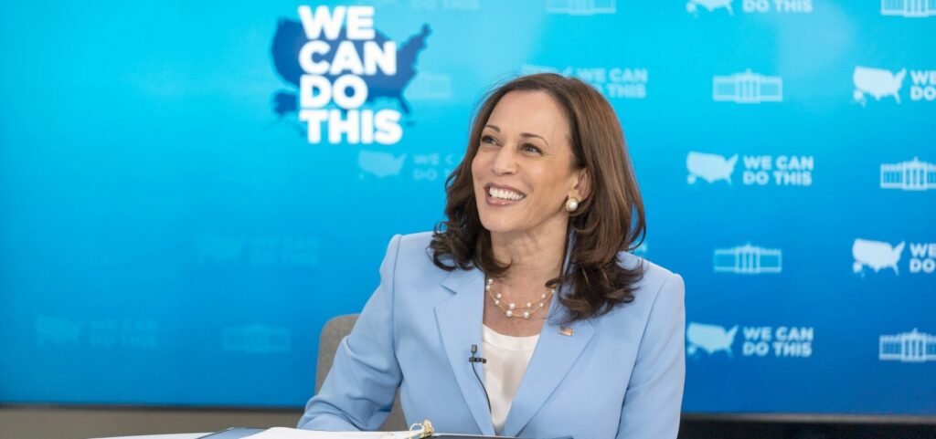 Após ser nomeada oficialmente como candidata do Democrata, Kamala Harris anuncia vice