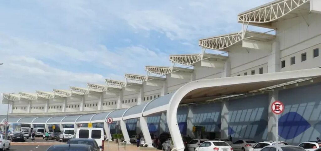 Após 26 voos serem cancelados por conta de fumaça vinda de SP, aeroporto de Goiânia retoma operações