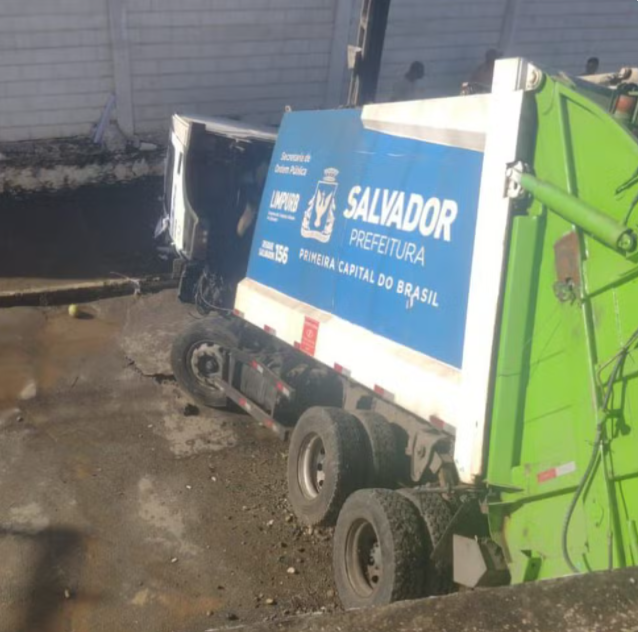 Após ter mal súbito e perder o controle do veículo, motorista de caminhão de lixo morre em Salvador