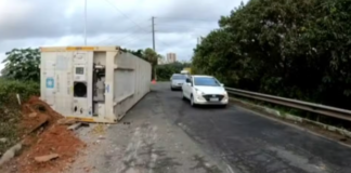 Contêiner cai de caminhão no Cabula e interdita acesso à BR-324