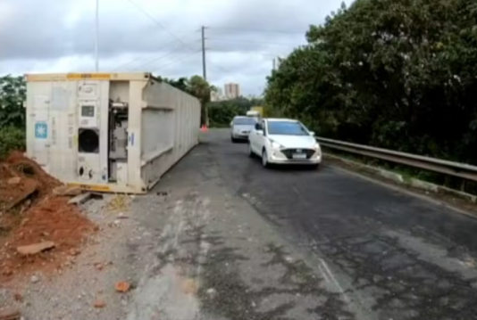 Contêiner cai de caminhão no Cabula e interdita acesso à BR-324