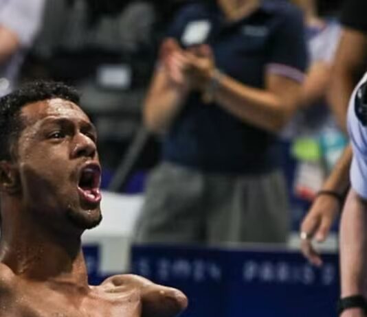 Gabrielzinho vence 200m livre e leva terceiro ouro em Paris