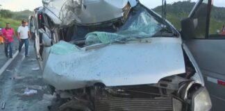 BR-324: Batida entre van e caminhão acaba com três pessoas mortas