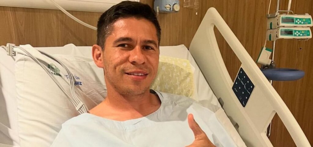 Após internação, atacante do Vitória tranquiliza torcida