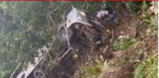 Após ônibus cair em ribanceira, quatro pessoas morrem e 10 ficam feridas na Bahia