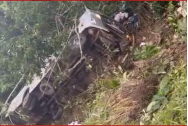 Após ônibus cair em ribanceira, quatro pessoas morrem e 10 ficam feridas na Bahia