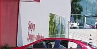 Lauro de Freitas: Homem usa barra de ferro para destruir 1 carro estacionado em farmácia