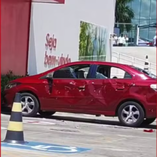 Lauro de Freitas: Homem usa barra de ferro para destruir 1 carro estacionado em farmácia