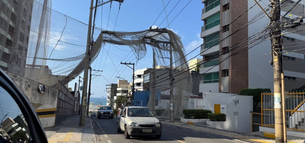 Rio Vermelho: Tela de proteção de obra cai sobre fiação elétrica e serviço de energia precisa ser interrompido