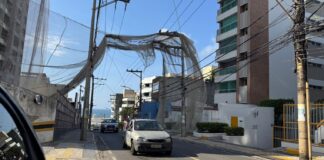 Rio Vermelho: Tela de proteção de obra cai sobre fiação elétrica e serviço de energia precisa ser interrompido