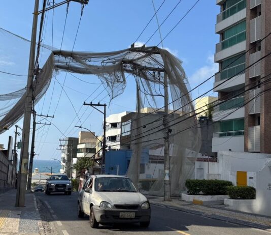 Rio Vermelho: Tela de proteção de obra cai sobre fiação elétrica e serviço de energia precisa ser interrompido