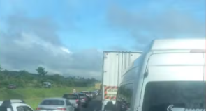 BR-324: Acidente com caminhão que transportava combustível causa engarrafamento de mais de 2 km