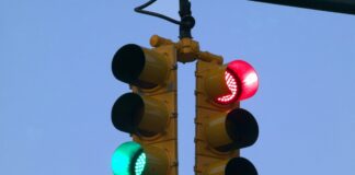 Homem se pendura em semáforo na Boca do Rio para furtar fios; 2 suspeitos foram detidos