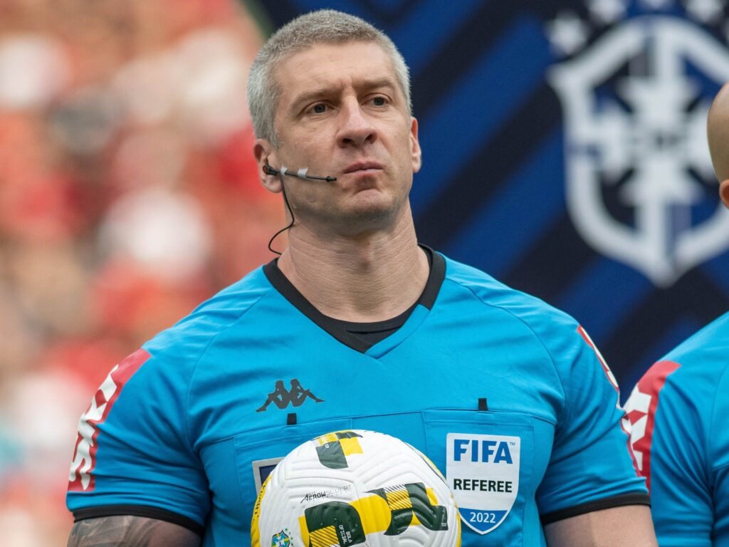 Corinthians acusa Flamengo de presentear árbitro de semifinal com camisa do clube