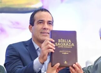 O prefeito Bruno Reis sancionou a lei que torna a Bíblia material paradidático em escolas municipais e particulares de Salvador